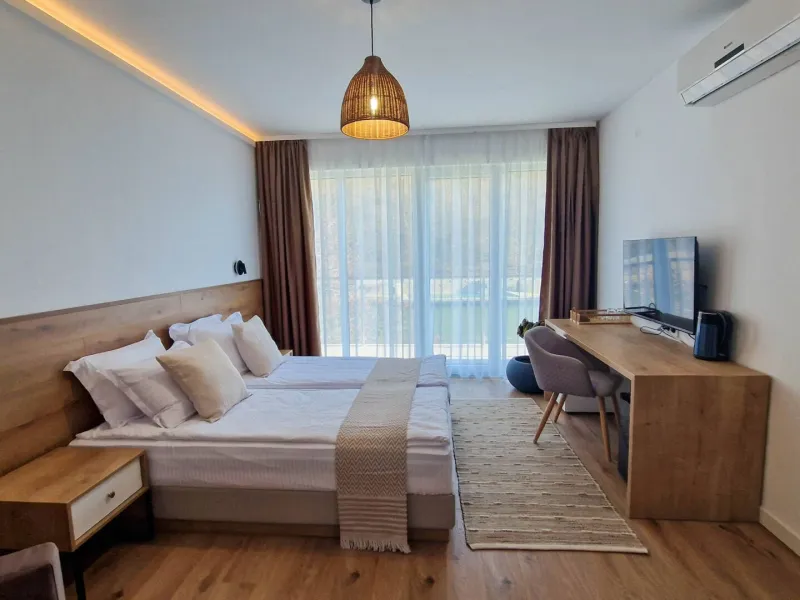 Waterside Houses / Waterside SPA Hotel - сграда и двор